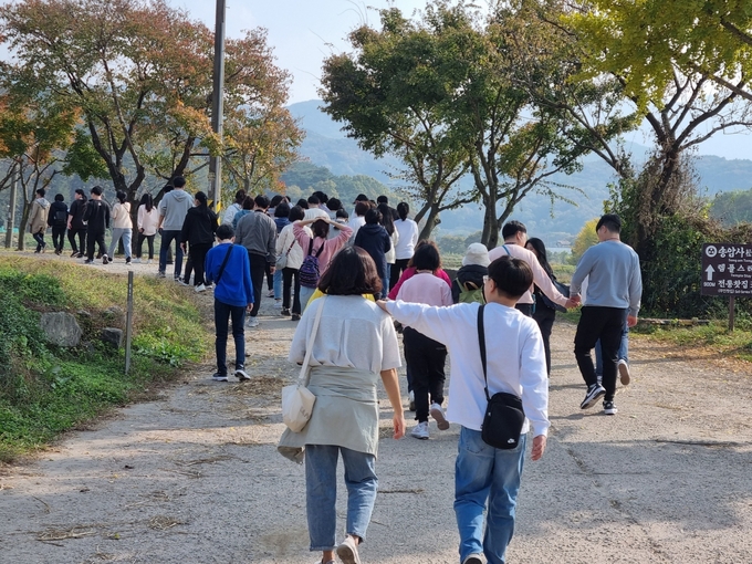  발달장애인과 보호자들이 여행에 참여한 모습.
