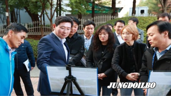 25일 학부모와의 간담회에서 요청받은 현장 방문 약속을 지킨 이상일 용인특례시장이 백현초등학교를 찾아 학부모들과 의견을 교환하고 있다.
