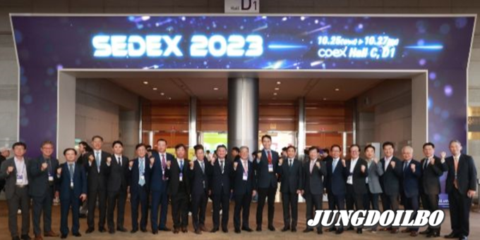  황준기 용인특례시 제2부시장이 26일 ‘SEDEX 2023’ 행사장을 찾아 주요 내빈들과 함께 기념촬영을 하고 있다. (좌측 11번째가 황 제2부시장.)
