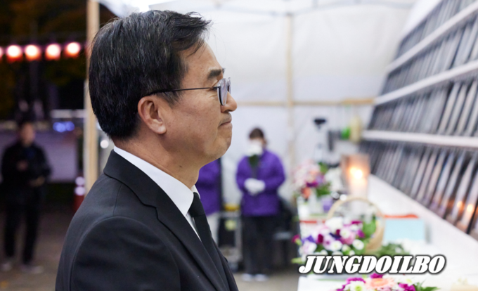 26일 저녁 이태원 참사 희생자 합동분향소에서 김동연 경기도지사가 10.29 이태원참사 희생자를 추모를 하고 있다. 