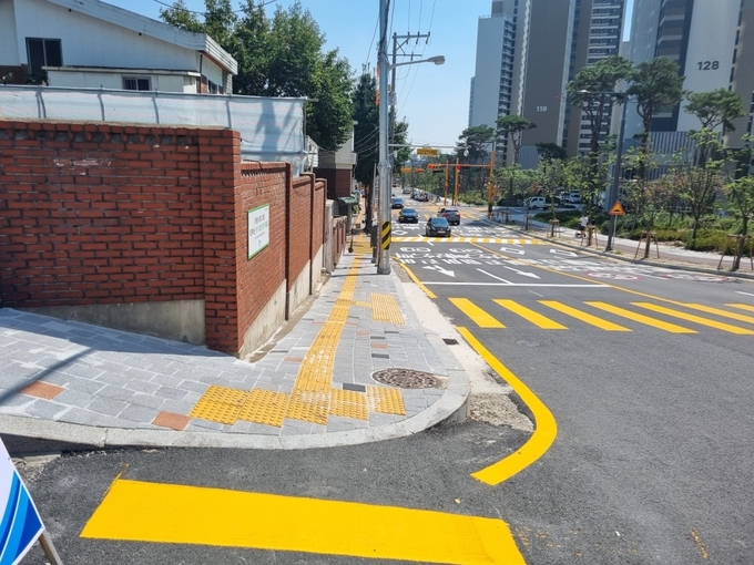  수원공고 정문 주변 통학로 시공후.