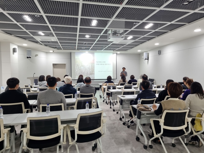 ‘2023 전문가와 함께하는 도시정원 특강’에서 김장훈 수원수목원 녹지연구사가 강의를 하고 있다.