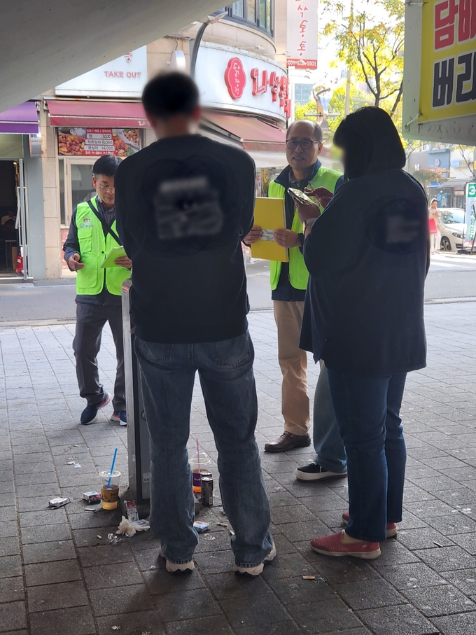  영통구보건소가 금연 집중 단속을 하는 모습.