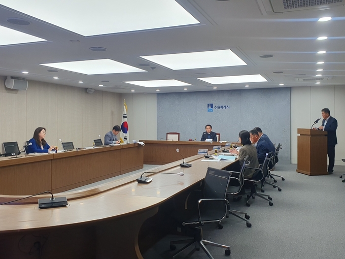 2023년도 생활폐기물 수집·운반 대행업체 평가위원회가 진행되는 모습.