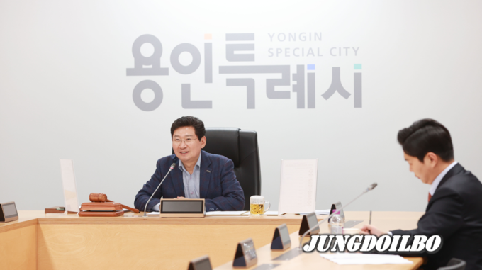  이상일 전국대도시시장협의회장이 1일 용인특례시청 영상회의실에서 진행된 제3차 정기회의에서 인사말을 하고 있다 .