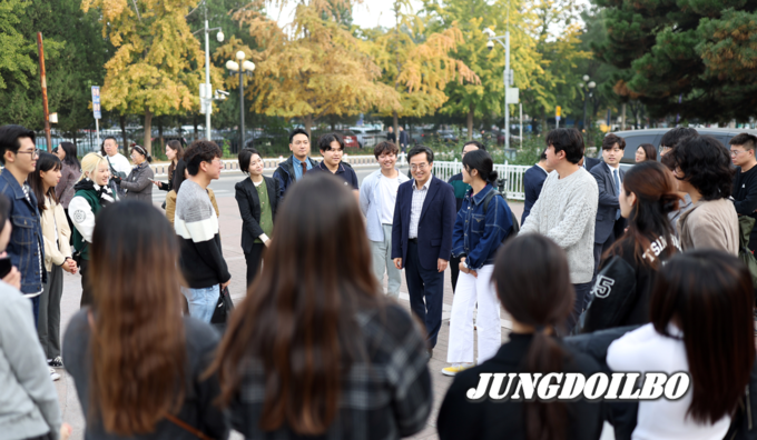 김동연 지사는 중국 현지 시각 11월 2일 중국 베이징 칭화대학교 인근 음식점에서 칭화대 한국유학생회 성호태 회장 등 32명과 한국 유학생 간담회를 가졌다.