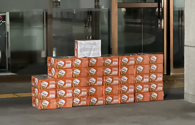 수원시 산불 담당 공직자에게 전달한 컵라면 39상자.
