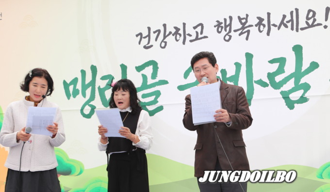이상일 용인특례시장이 지난 4일 행복선원 맹리골 솔바람 축제에서 솔바람 합창단과 함께 10월의 어느 멋진 날에를 열창하고 있다.