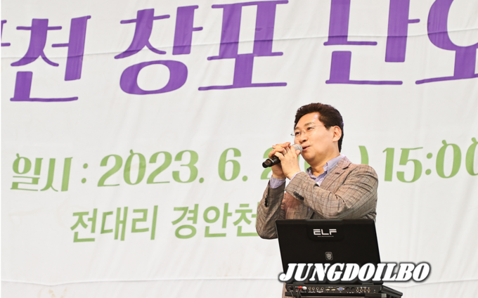 이상일 용인특례시장이 제13회 포곡읍 경안천 창포축제 현장을 찾아 인사말을 하고 있다.