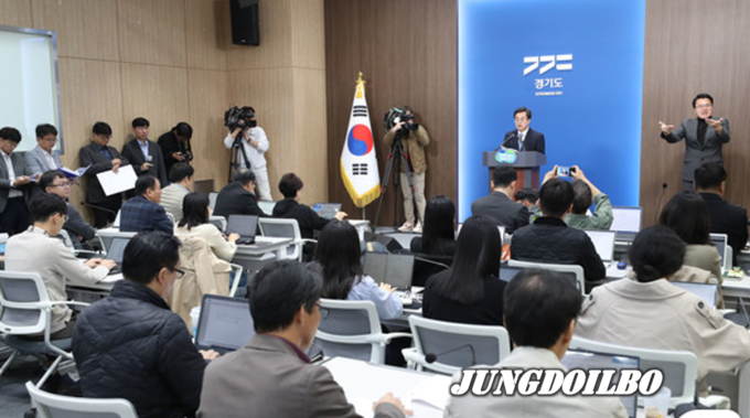 김동연 경기도지사가 6일 오전 경기 수원시 영통구 경기도청 브리핑룸에서 열린 '2024년도 본예산 관련 기자회견'에서 브리핑을 하고 있다. 