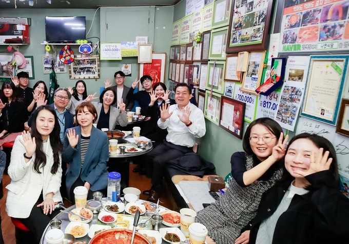 이재준 수원특례시장이 공직자들과 기념사진을 촬영하고 있다.