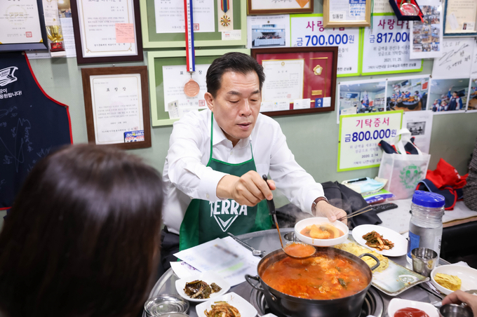이재준 수원특례시장이 식사를 하고 있다.
