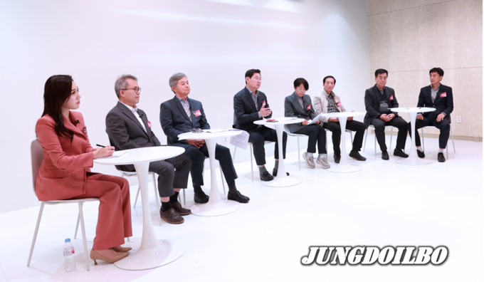 이상일 용인특례시장과 시민 패널들이 대화를 나누고 있는 모습