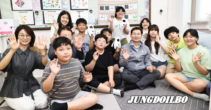 지난 7월 13일 백봉초등학교 학습현장을 찾은 이상일 용인특례시장