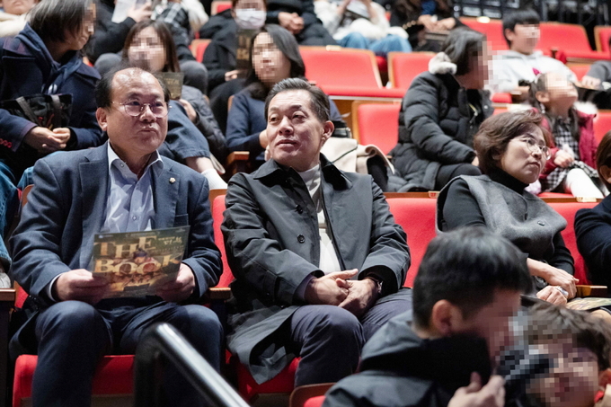 이재준 수원특례시장이 ‘THE BOOK’을 관람하고 있다.