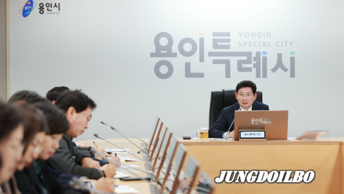 20일 열린 용인특례시 간부회의에 참석한 이상일 용인특례시장