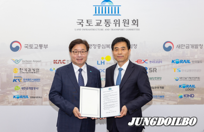 염태영 경기도 경제부지사는 21일 국회를 방문해 김동연 경기도지사 명의의 ‘노후계획도시 특별법 연내 통과 요청’ 서한문을 김민기 국회 국토교통위원회 위원장에 전달했다