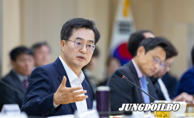 도정 열린회의를 주재하고 있는 김동연 경기도지사