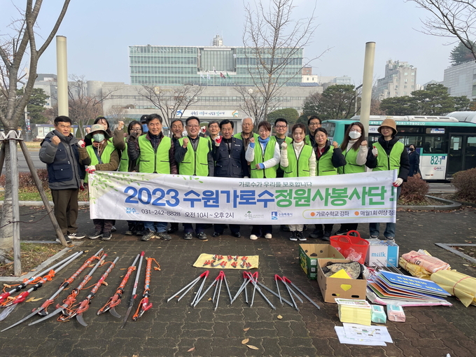 수원시 가로수 정원사 봉사단·건강검진단이 캠페인을 펼치고 있다.