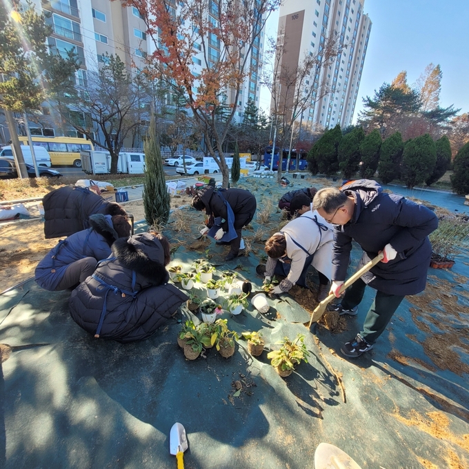 넷제로에너지협동조합 회원, 새빛수원손바닥정원단 등이 ‘탄소중립 에너지정원’을 조성하고 있다.