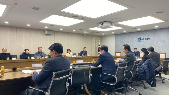 스마트도시사업협의회 참석자들이 회의를 하고 있다.