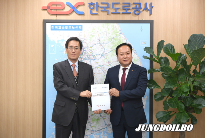 이권재 오산시장(오른쪽)이 지난 27일 함진규 한국도로공사 사장을 방문해 경부고속도로 오산 구간과 관련한 건의서를 전달하고 있다.