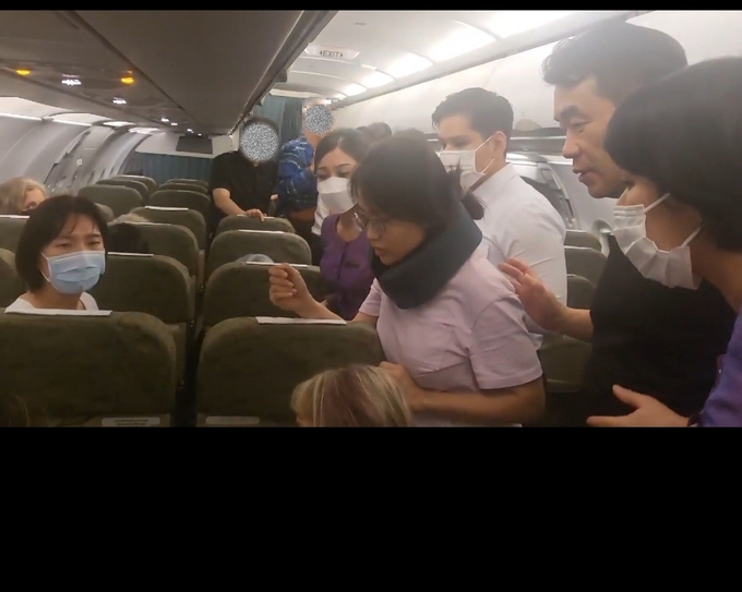 수원마을 의료봉사단 의료진이 기내에서 응급환자를 살펴보고 있다.
