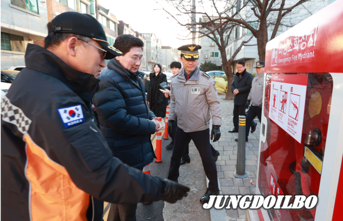 이상일 용인특례시장이 30일 풍덕천소공원에서 소방서 관계자로부터 생활안전 디자인을 적용한 비상소화장치 사용법에 대한 설명을 듣고 있다.