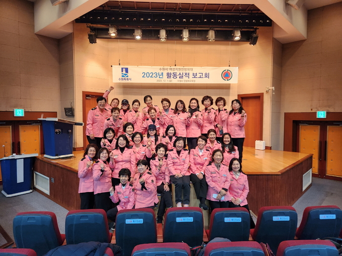 수원시 여성지원민방위대 대원들이 보고회 후 함께하고 있다.