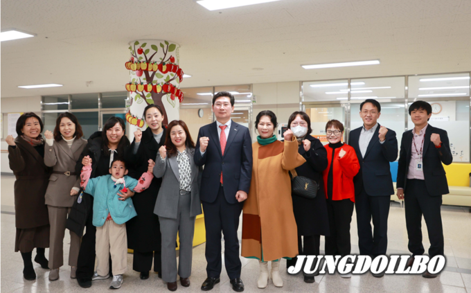 <strong>이상일 용인특례시장이 지난 1일 다움학교를 방문해 교장과 용인교육지원청 관계자, 학부모를 만나 의견을 나눴다.</strong>