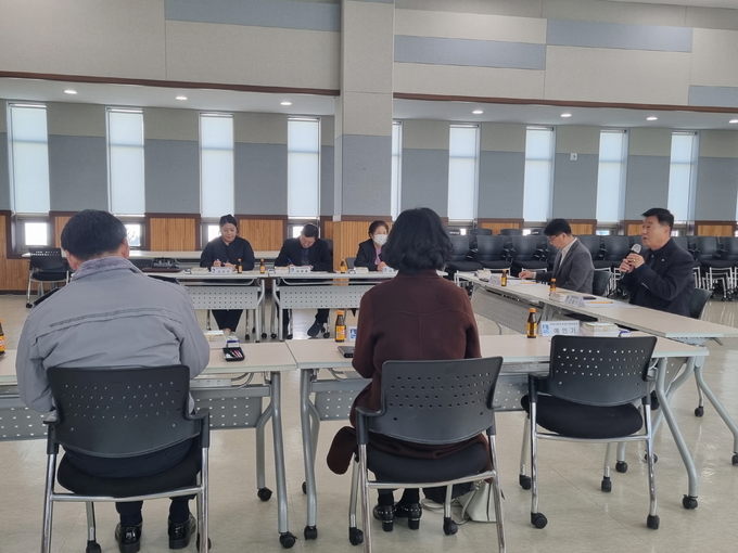 ‘2023년 하반기 연무동 치매안심마을 운영위원회’를 열고 있다.