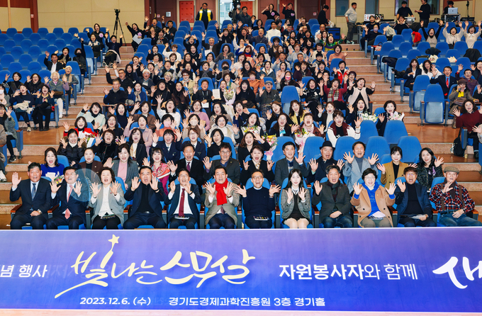 이재준 시장(앞줄 오른쪽 7번째부터), 김기정 수원시의회 의장, 이재식 부의장 등이 기념행사 참가자들과 함께하고 있다.