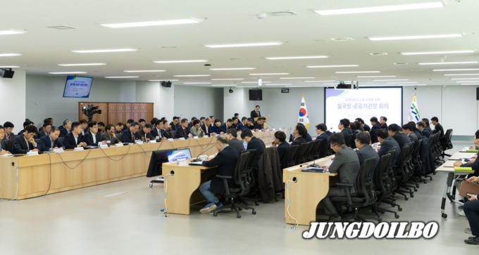 7일 경기도청 율곡홀에서 열린 실국장·공공기관장 회의에서 김동연 (오른쪽 첫번째) 경기도지사가 인사말을 하고 있다.