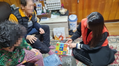 팔달구치매안심센터 관계자가 교구 활용방법을 안내 하고 있다.