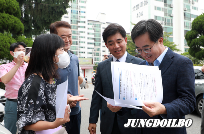 김동연 경기도지사가 성남 분당 샛별마을 삼부아파트 현장 방문해 주민의견을 청취하고 있다 
