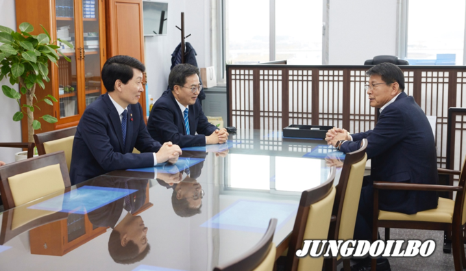 김동연 경기도지사가 12일 국회의원회관 제2소회의실에서 서삼석 국회 예결위원장 만나 주요국비확보 지원을 요청하고 있다