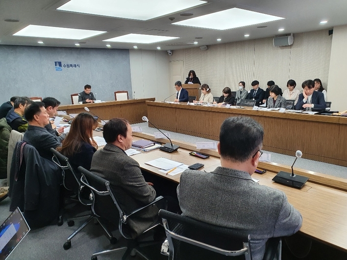 수원시가 ‘데이터기반행정 활성화 기본계획 수립 용역 완료 보고회’를 열고 있다.