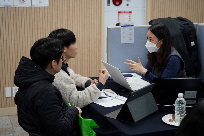 수원시가 ‘2024학년도 정시전형 대비 대학입시박람회’를 열고 있다.