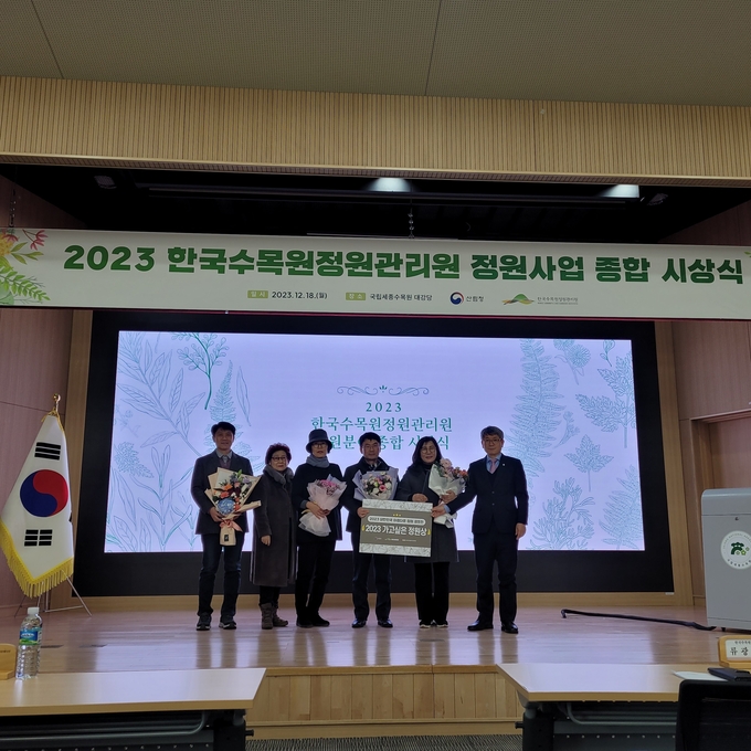 수상 후 기념촬영을 하고 있다.