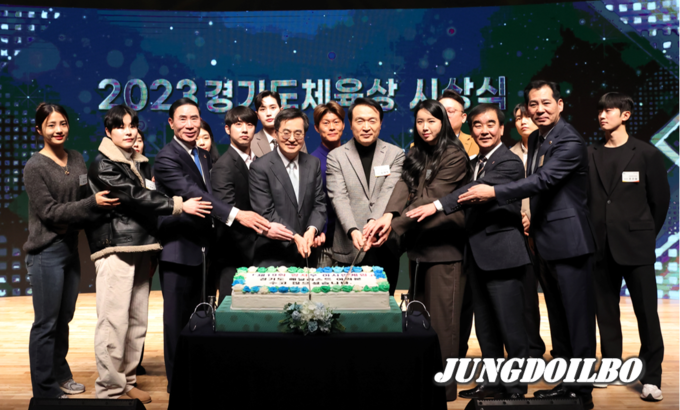 김동연 지사(가운데)가 아시안게임 메달리스트 및 주요참석자들과 함께 떡케이크를 절단하며 기념촬영을 하고있다.