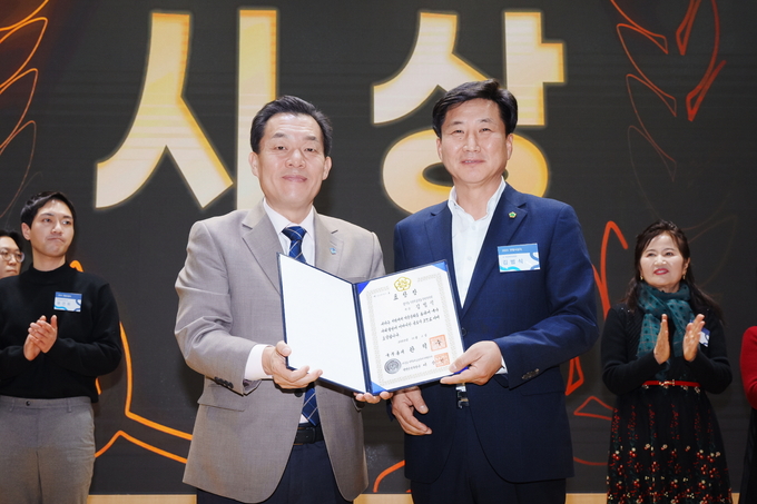 이재준 수원특례시장이 김범식 수원시 주민자치협의회장과 기념사진을 촬영하고 있다.