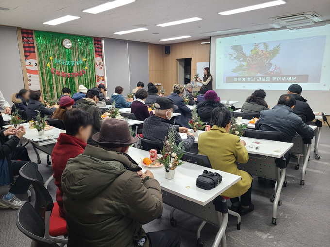 송년 행사 참석자들이 미니트리를 만들고 있다.