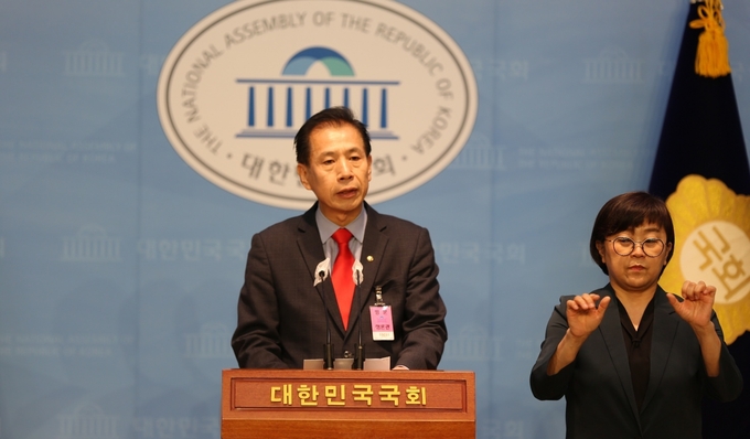 남주헌 교수가 27일 국회 소통관에서 오는 22대 총선 출마 기자회견을 진행하고 있다. 