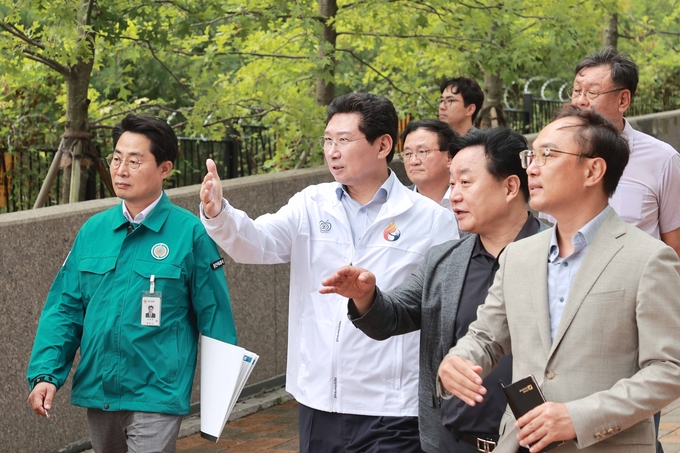 이상일 용인특례시장이 8월29일 삼가2지구 민간임대주택 현장을 찾아 관계자들과 아파트 단지 내부를 점검하고 있다