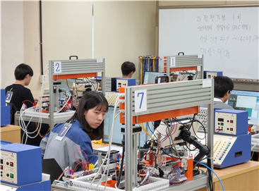 수원하이텍고 자동화시스템과 2학년 재학생 전원 과정평가형 산업기사<br>
자격증 취득을 위해 노력하는 모습