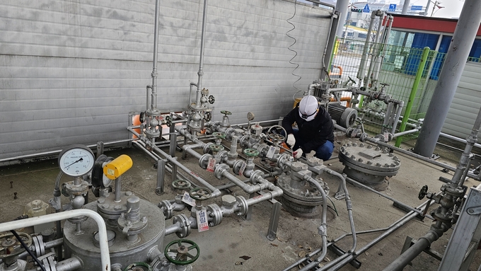 LPG 충전소 안전관리자가 가스저장조 누설감지기를 점검하고 있는 모습
