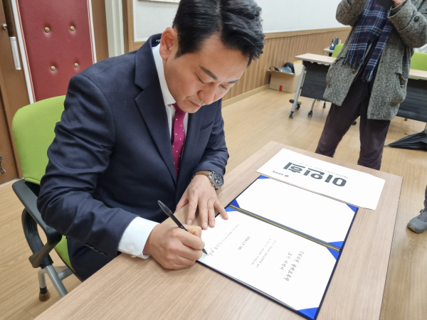 지난 9일 호평동주민센터에서 불체포특권을 서약하고 있는 이인희 예비후보 .