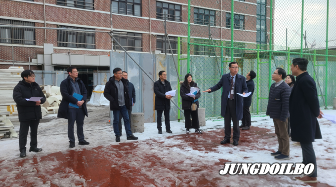 11일 도교육청 교육행정국장이 백운고를 방문해 석면 해체·제거 현장을 지도·점검하고 있다.