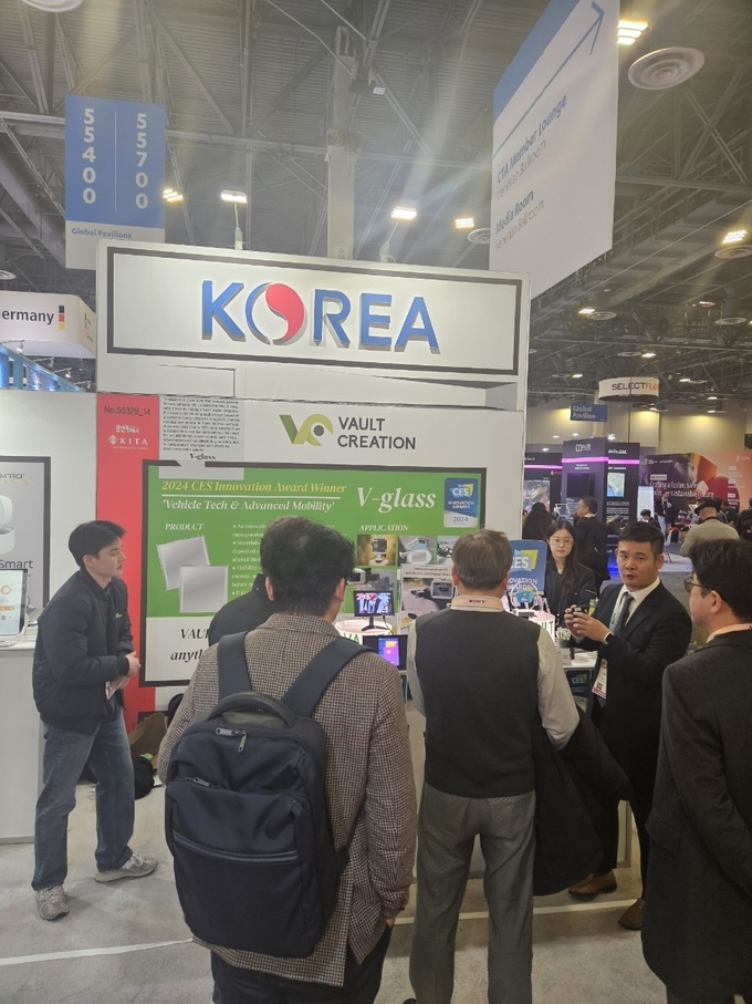 CES 2024 용인관에서 볼트크리에이션 관계자가바이어에 제품을 소개하고 있다