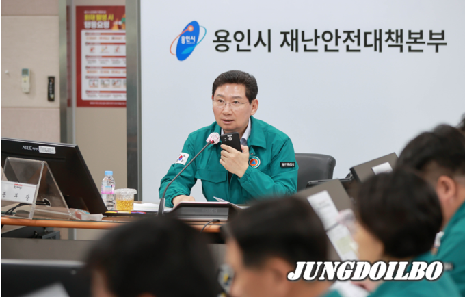 이상일 용인특례시장이 지난해 9월 7일 시청 재난안전상황실에서 재난대응회의를 주관하고 있다.